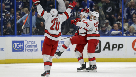 Martin Nečas (uprostřed) se spolu se svými spoluhráči raduje z vítězného gólu.