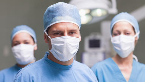 Od 15. listopadu se budou povinně testovat neočkovaní zdravotníci v nemocnicích