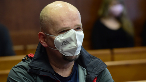 Před senátem Vrchního soudu v Olomouci stanul 10. listopadu 2021 Zdeněk Hanus obžalovaný z brutální vraždy muže na Vsetínsku. Podle obžaloby známého, který jel na kole, srazil loni autem, opakovaně ho poté udeřil a zasadil mu 21 bodných ran, nakonec nechal nůž své oběti zaražený v hlavě a znovu jej přejel autem. Krajský soud mu uložil 18 let vězení, muž se proti verdiktu odvolal.