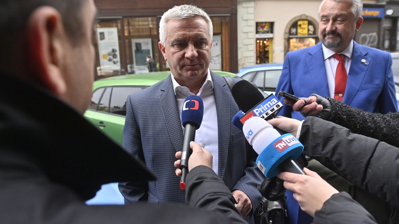 Kancléř prezidenta Vratislav Mynář hovoří s novináři 11. listopadu 2021 v Praze před svou výpovědí na policii. Kriminalisté prověřují podezření na neposkytnutí pomoci před prezidentovou hospitalizací a falšování prezidentova podpisu.