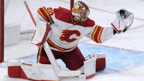 Daniel Vladař se v NHL poprvé dočkal čistého konta.