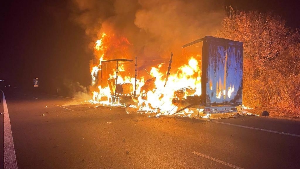 Dálnici D5 na třetím kilometru za Prahou směrem na Plzeň uzavřel 16. listopadu 2021 brzo ráno požár kamionu. Na místě zasahovali středočeští i pražští hasiči.