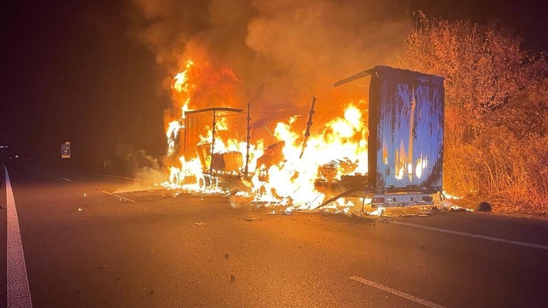 Dálnici D5 na třetím kilometru za Prahou směrem na Plzeň uzavřel 16. listopadu 2021 brzo ráno požár kamionu. Na místě zasahovali středočeští i pražští hasiči.