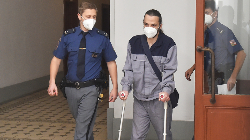 Vězeň, který podle obžaloby hrozil, že otráví pitnou vodu v šesti blíže neurčených městech, přichází 16. listopadu 2021 k plzeňskému krajskému soudu.