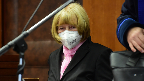 Vrchní soud v Olomouci se 18. listopadu 2021 zabýval případem matky Radka Březiny, organizátora rozsáhlých obchodů s nezdaněným lihem, která je obžalovaná ze zpronevěry. Spolu s Marií Březinovou (na snímku) je ve věci obžalovaný také daňový poradce Antonín Dospiva, oběma hrozí až osm let vězení. Krajský soud je zprostil obžaloby, žalobce se odvolal.