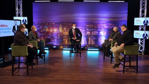 Moderátor pořadu Jaromír Soukup se svými hosty.