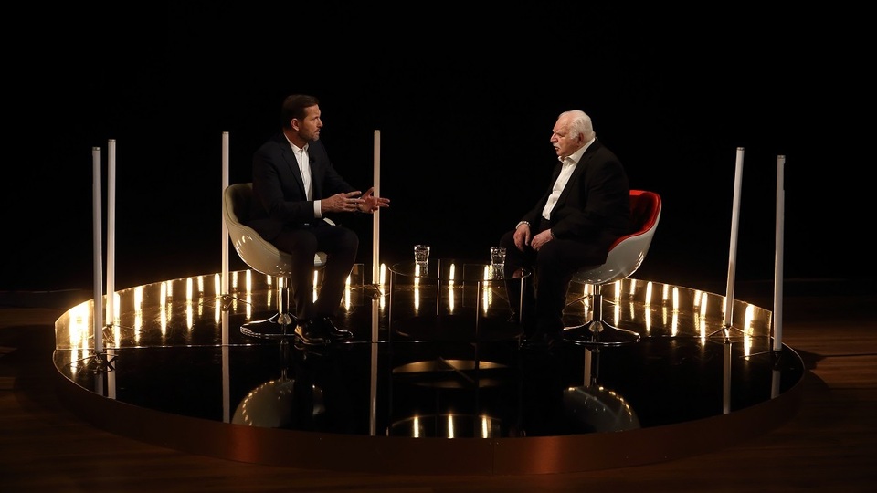 Moderátor pořadu Jaromír Soukup a výtvarník a hudebník Milan Knížák.