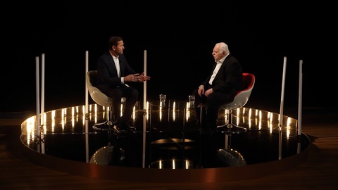 Moderátor pořadu Jaromír Soukup a výtvarník a hudebník Milan Knížák.