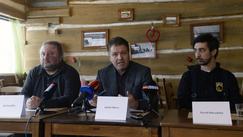 Představitelé hnutí Otevřeme Česko - Chcípl PES.