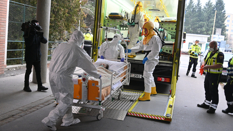 Do Fakultní nemocnice Brno přijel 25. listopadu 2021 dopoledne velkokapacitní vůz Fénix, který odveze pacienty s koronavirem do pražských nemocnic.