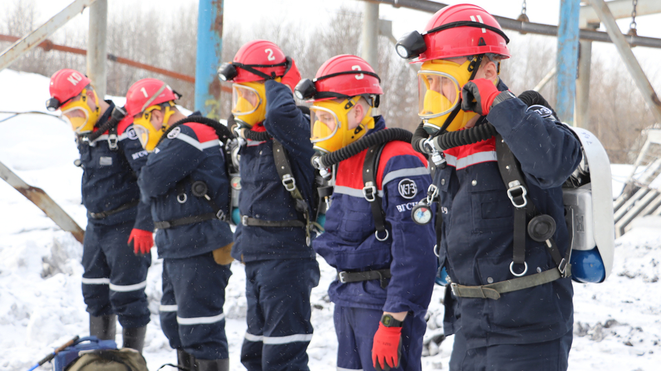 Důlní neštěstí na Sibiři má nejméně 11 obětí, záchranné práce pokračují.