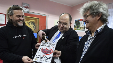 Novou Českou knihu rekordů pokřtil 25. listopadu 2021 v Pelhřimově autor literatury faktu Tomáš Přibyl (uprostřed), který do své sbírky získal vlastnoruční podpisy víc než 560 kosmonautů. Jeho sbírka je největší zřejmě i ve světě. Vlevo je Luboš Rafaj a vpravo Miroslav Marek, oba z agentury Dobrý den, která české rekordy spravuje.