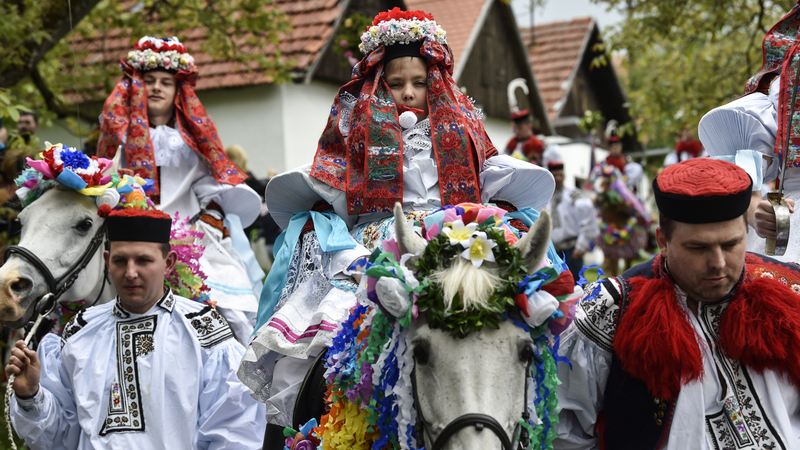 Letošní král, desetiletý Jasef Pavelčík, projel 30. května 2021 se svou družinou při Jízdě králů Vlčnovem na Uherskohradišťsku.