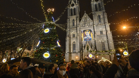 Vánoční trhy na Náměstí míru v Praze.
