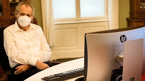 Prezident Miloš Zeman se 29. listopadu 2021 ze zámku v Lánech na Kladensku prostřednictvím videokonference připojil na jednání prezidentů zemí Visegrádské skupiny v Budapešti.