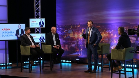 Moderátor pořadu Jaromír Soukup se svými hosty.