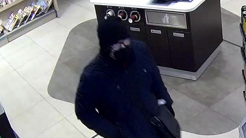 Policie pátrá po pachateli, který 21. listopadu 2021 přepadl s krátkou střelnou zbraní v ruce čerpací stanici v Brně ve Sportovní ulici. Odnesl si bezmála 20 tisíc korun.