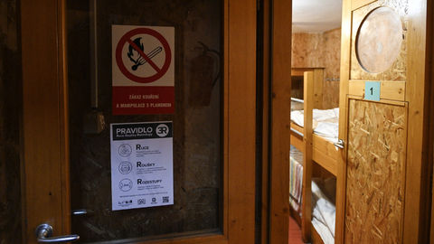 Vchod k ložnicím na lodi Hermes zakotvené u nábřeží kapitána Jaroše v Praze, kde zástupci magistrátu představili 30. listopadu 2021 připravované zimní humanitární opatření pro lidi bez přístřeší.