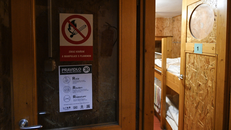 Vchod k ložnicím na lodi Hermes zakotvené u nábřeží kapitána Jaroše v Praze, kde zástupci magistrátu představili 30. listopadu 2021 připravované zimní humanitární opatření pro lidi bez přístřeší.