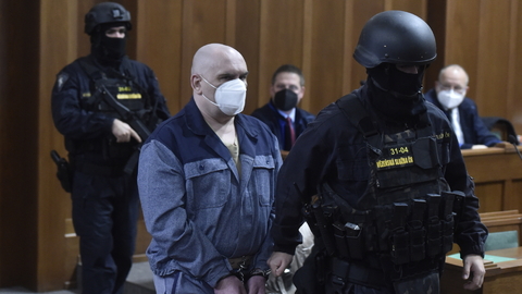 Eskorta přivádí 30. listopadu 2021 do soudní síně Krajského soudu v Ostravě muže obviněného z úmyslně založeného požáru v Bohumíně na Karvinsku, při kterém v srpnu 2020 zemřelo jedenáct lidí.