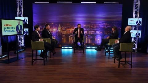 Moderátor pořadu Jaromír Soukup se svými hosty.