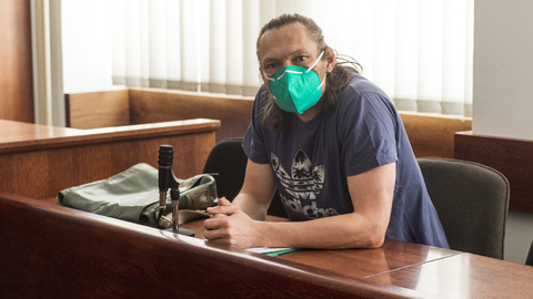 Obžalovaný Martin Konopásek v jednací síni Okresního soudu v Ústí nad Labem, kde 25. února 2021 začalo jednání v jeho případu. Muži z dokumentu V síti o zneužívání dětí na internetu hrozí až pět let vězení za zneužití dítěte k výrobě pornografie.