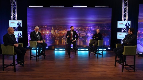 Moderátor pořadu Jaromír Soukup se svými hosty.