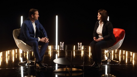 Moderátor pořadu Jaromír Soukup a ministryně práce a sociálních věcí Jana Maláčová (ČSSD).