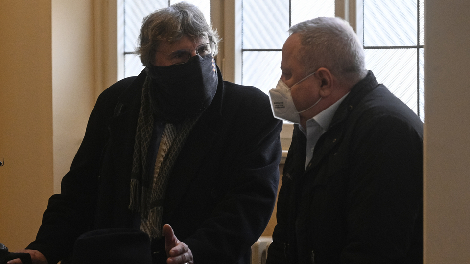 Petr Jánský (vpravo) a Jan Zavřel čekají na začátek odvolacího soudu, který 7. prosince 2021 rozhodne v kauze vytunelování Metropolitního spořitelního družstva. Podle nepravomocného rozsudku způsobili obžalovaní klientům zkrachovalé záložny škodu přes 1,2 miliardy korun. Uprostřed je právní zástuce.