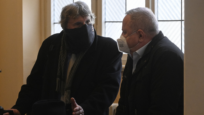 Petr Jánský (vpravo) a Jan Zavřel čekají na začátek odvolacího soudu, který 7. prosince 2021 rozhodne v kauze vytunelování Metropolitního spořitelního družstva. Podle nepravomocného rozsudku způsobili obžalovaní klientům zkrachovalé záložny škodu přes 1,2 miliardy korun. Uprostřed je právní zástuce.