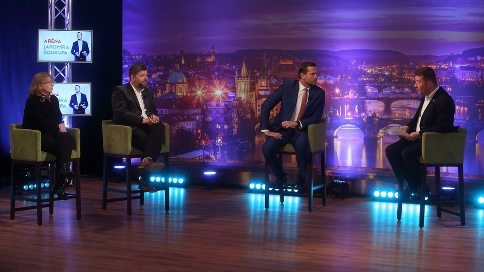 Moderátor pořadu Jaromír Soukup se svými hosty.