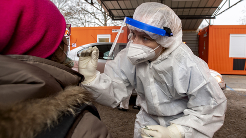 V úterý v Česku přibylo 19 482 potvrzených případů onemocnění covid-19, o 2500 méně než před týdnem. Bylo to pošesté v řadě, kdy počet nových případů v mezitýdenním srovnání klesl. Mírný úbytek je patrný také v počtu hospitalizovaných, kterých bylo k úterý téměř 6700.