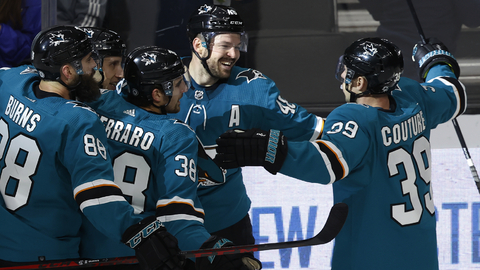 Tomáš Hertl se raduje ze vstřelené branky.