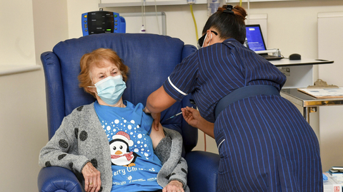 Jednadevadesátiletá Britka Margaret Keenanová, která přesně před rokem jako první člověk na světě dostala po fázi testování vakcínu proti covidu-19 od firem Pfizer/BioNTech.