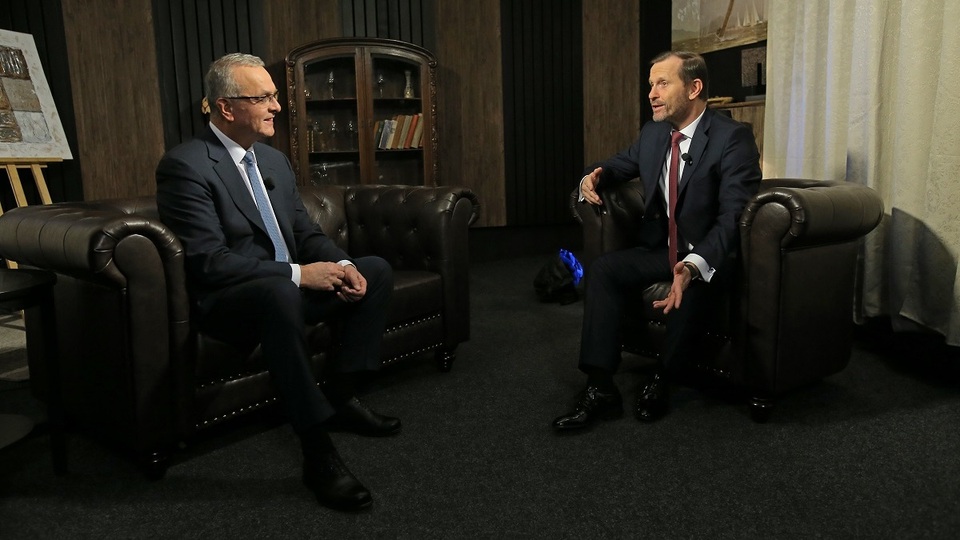 Moderátor pořadu Jaromír Soukup a bývalý poslanec Miroslav Kalousek (TOP 09).