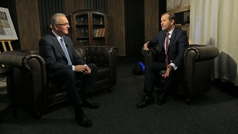 Moderátor pořadu Jaromír Soukup a bývalý poslanec Miroslav Kalousek (TOP 09).