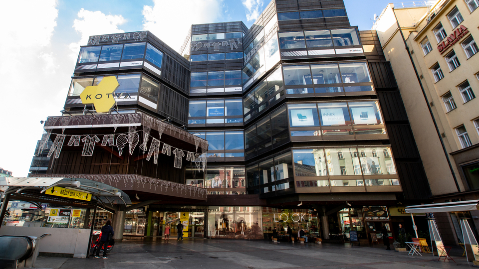 V obchodním domě Kotva vznikne další očkovací centrum v Praze.
