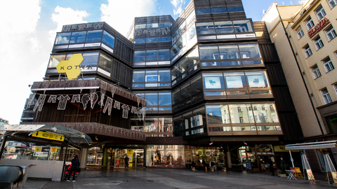 V obchodním domě Kotva vznikne další očkovací centrum v Praze.