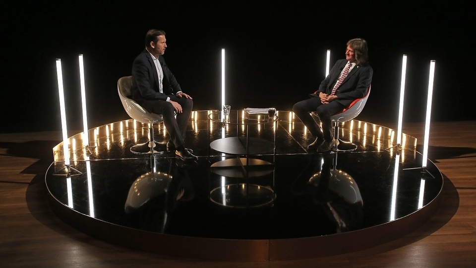 Moderátor pořadu Jaromír Soukup a ekonom Miroslav Ševčík.