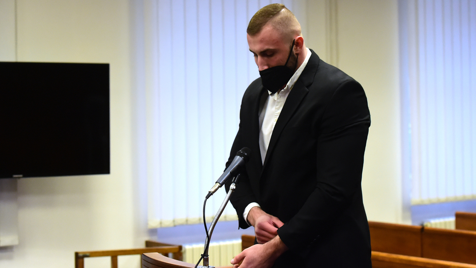 Vrchní soud v Olomouci projednával 14. prosince 2021 případ smrti hokejového fanouška, kterého po vyvedení z havířovského zimního stadionu napadl člen ochranky David Slonka (na snímku). Muž po facce spadl a uhodil se hlavou o zem, později v nemocnici zemřel. Krajský soud za to Slonkovi uložil pětiletou podmínku.