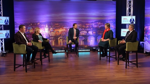 Moderátor pořadu Jaromír Soukup se svými hosty.