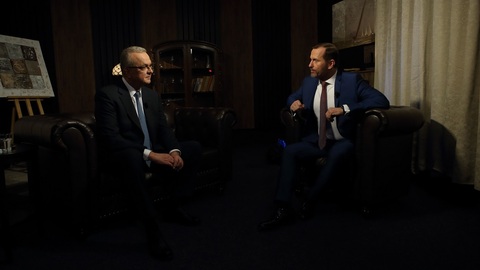 Moderátor pořadu Jaromír Soukup a bývalý poslanec Miroslav Kalousek (TOP 09).