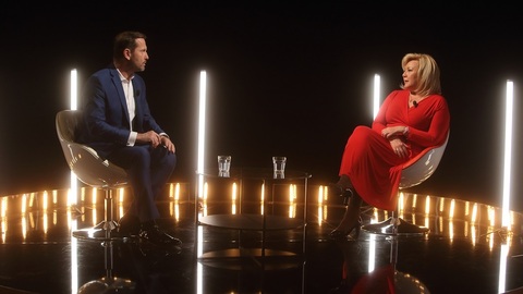 Moderátor pořadu Jaromír Soukup a ministryně financí v demisi Alena Schillerová (za ANO).