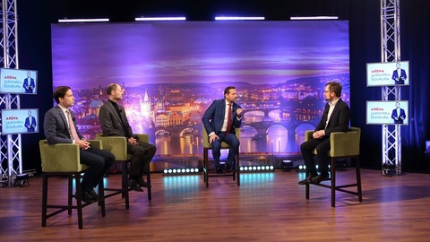 Moderátor pořadu Jaromír Soukup se svými hosty.