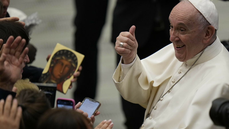 Papež František při setkání s věřícími.