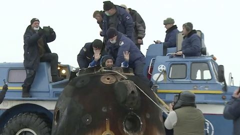 Japonský miliardář se vrátil na Zemi po 12 dnech na Mezinárodní vesmírné stanici.