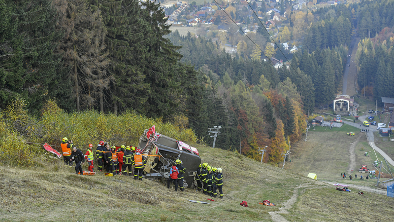 Hasiči a záchranáři zasahují při pádu kabiny lanovky na Ještěd, 31. října 2021 v Liberci.