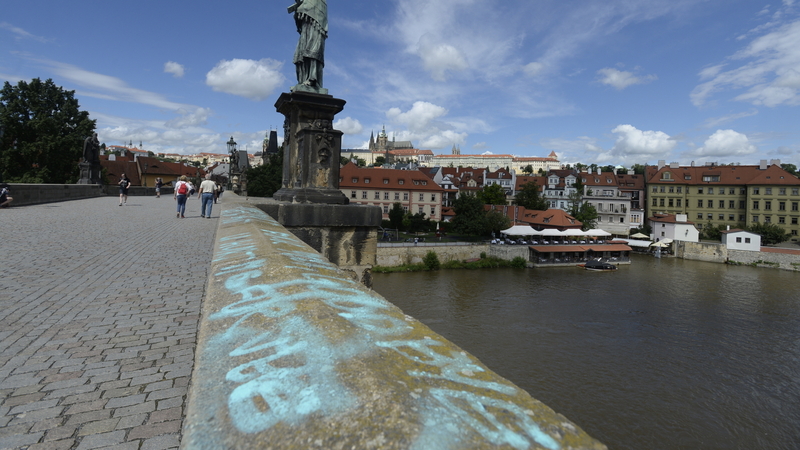 Posprejovaný Karlův most.
