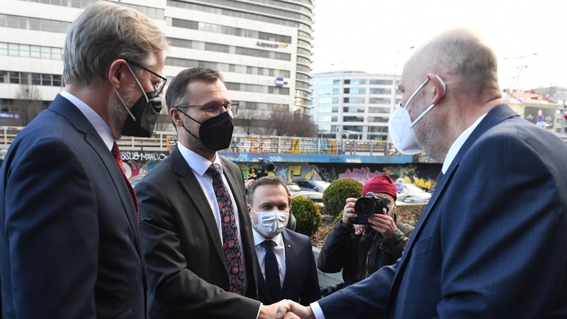 Premiér Petr Fiala (vlevo) uvedl ministra zemědělství Zdeňka Nekulu (uprostřed) do úřadu, 3. ledna 2022 v Praze. Vpravo je bývalý ministr zemědělství Miroslav Toman. V pozadí vlevo je místopředseda vlády Marian Jurečka.