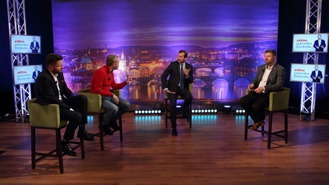 Moderátor pořadu Jaromír Soukup se svými hosty.